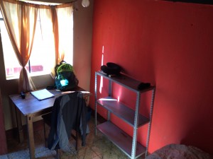 Een hoek van m'n kamer met bureau en planken